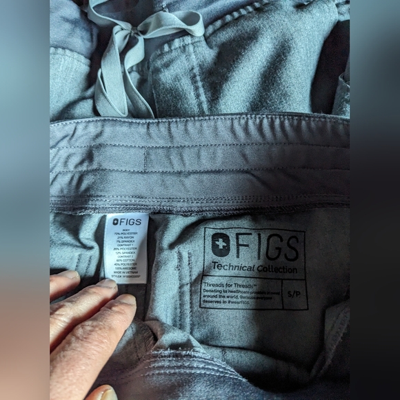 A lot of Figs scrubs - Picture 4 of 7